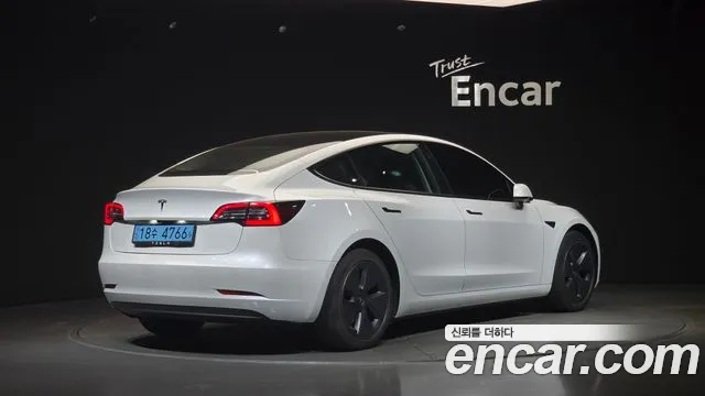 Tesla Model 3 — Фото автомобиля 2