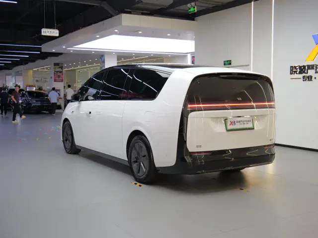 Li Auto MEGA — Фото автомобиля 4