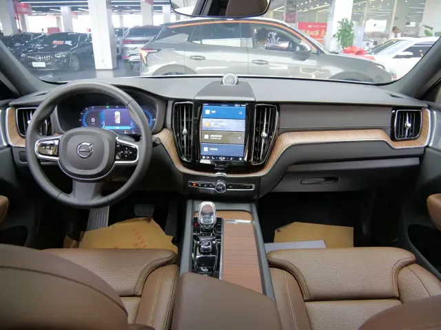 Volvo XC60 — Фото автомобиля 12