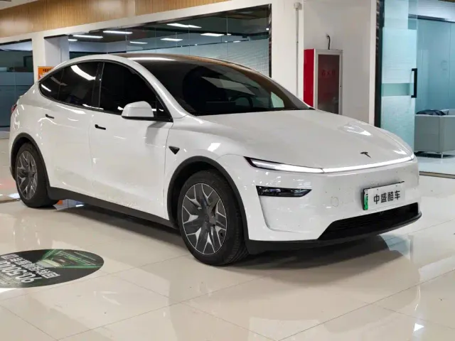 Tesla Model Y L — Фото автомобиля 3