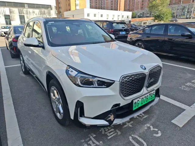 BMW iX1 — Фото автомобиля 3