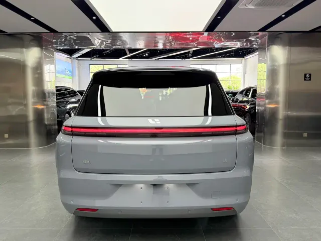 Li Auto L8 — Фото автомобиля 15