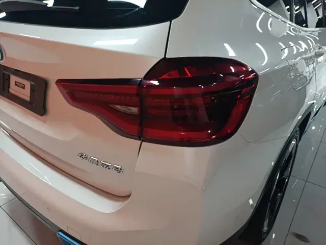 BMW iX3 — Фото автомобиля 7