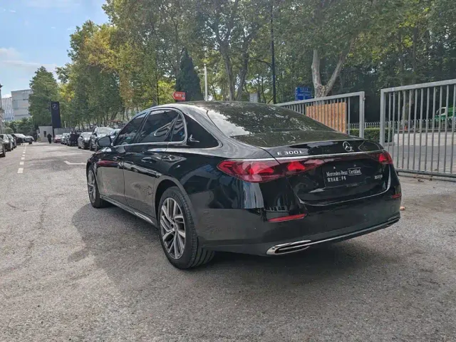 Mercedes-Benz E-Class — Фото автомобиля 3