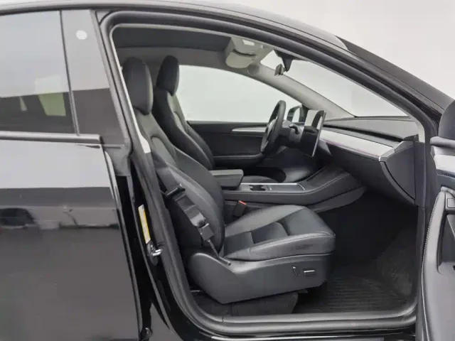 Tesla Model Y — Фото автомобиля 23