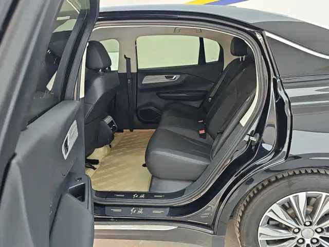 Hongqi E-QM5 — Фото автомобиля 11