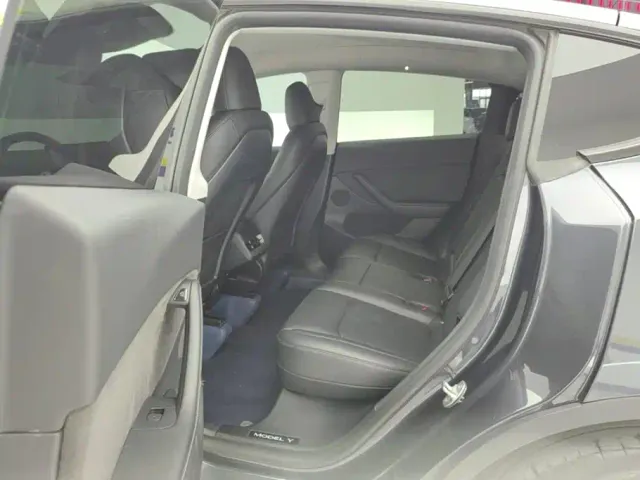 Tesla Model Y — Фото автомобиля 11