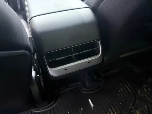 Tesla Model Y — Фото автомобиля 9