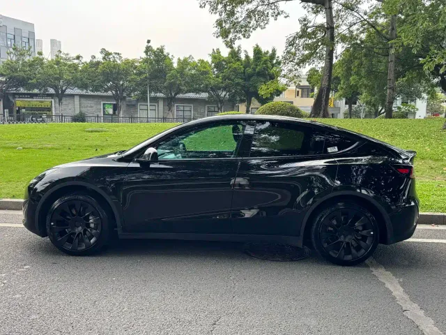 Tesla Model Y — Фото автомобиля 5