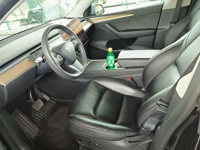 Tesla Model Y — Фото автомобиля 14