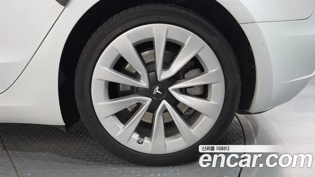 Tesla Model 3 — Фото автомобиля 20