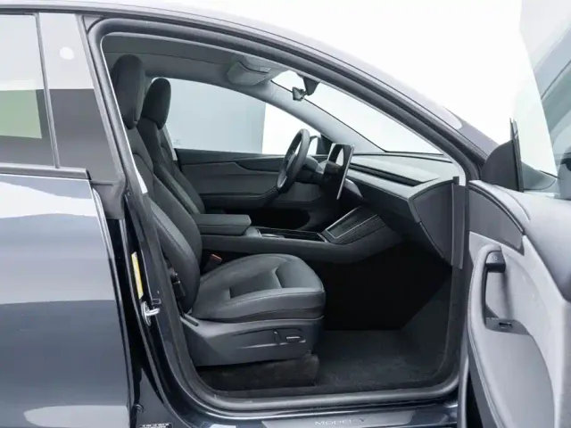 Tesla Model Y — Фото автомобиля 19