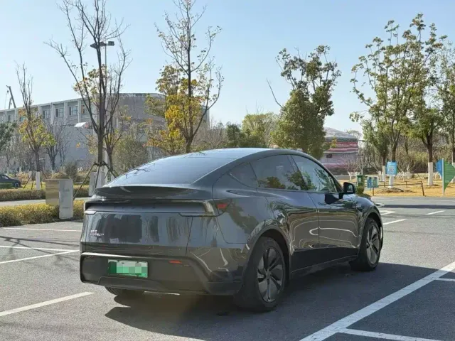 Tesla Model Y — Фото автомобиля 9
