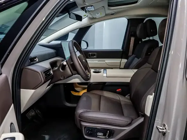 Li Auto MEGA — Фото автомобиля 16