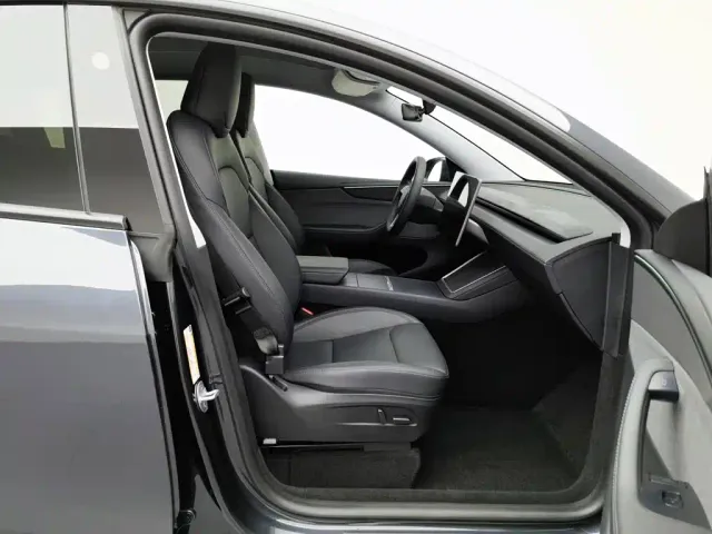Tesla Model Y — Фото автомобиля 23