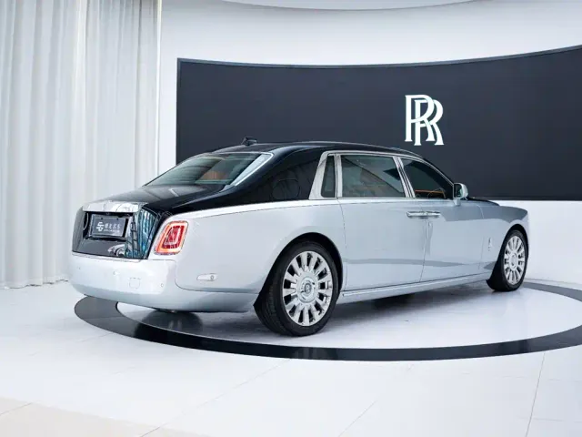 Rolls-Royce Phantom — Фото автомобиля 4