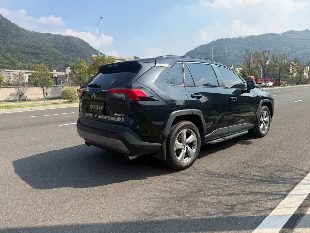 Toyota RAV4 — Фото автомобиля 12