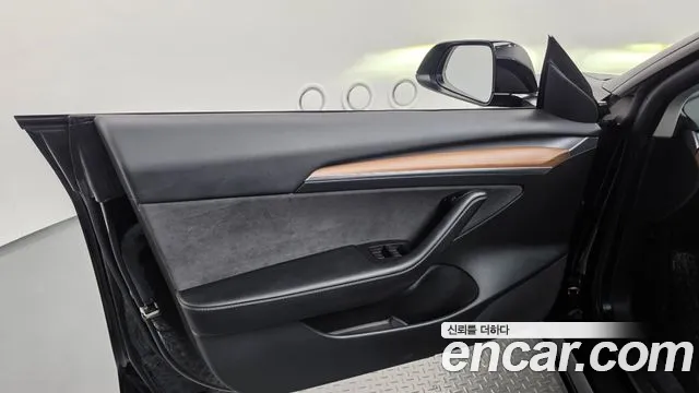 Tesla Model 3 — Фото автомобиля 18