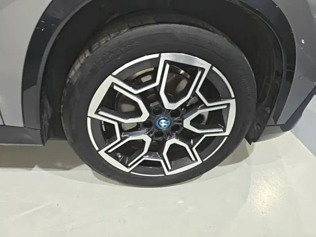 BMW iX1 — Фото автомобиля 11