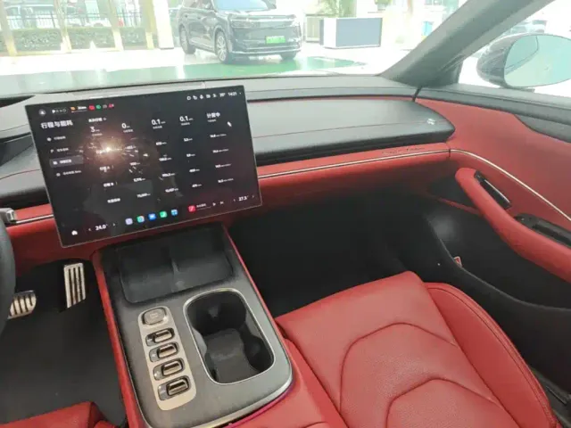Xiaomi SU7 — Фото автомобиля 12