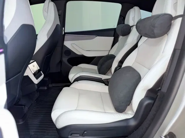 Tesla Model Y L — Фото автомобиля 7