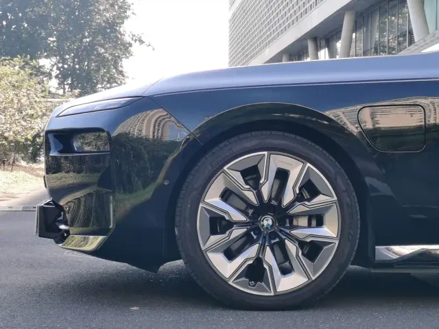 BMW i7 — Фото автомобиля 8