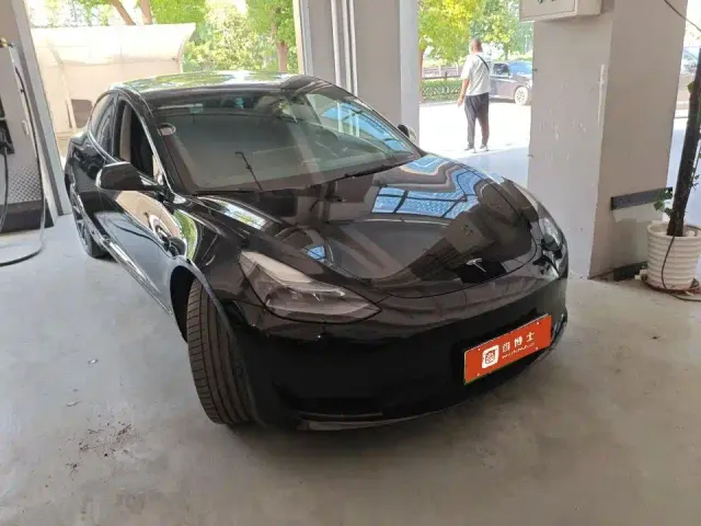 Tesla Model 3 — Фото автомобиля 2