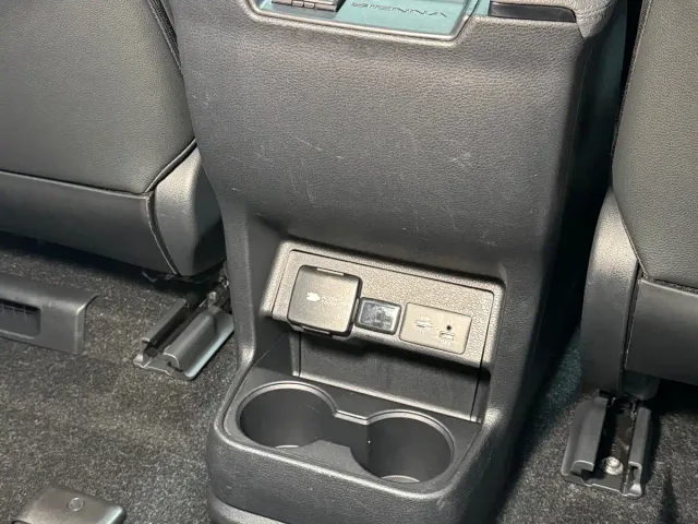 Toyota Sienna — Фото автомобиля 23