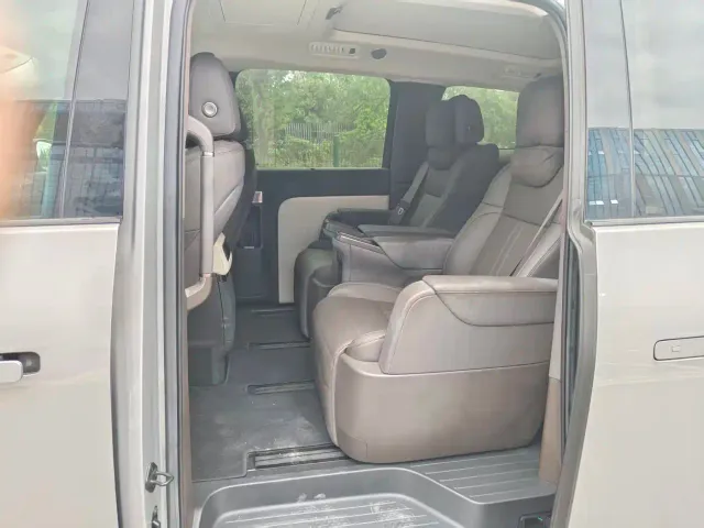 Li Auto MEGA — Фото автомобиля 5
