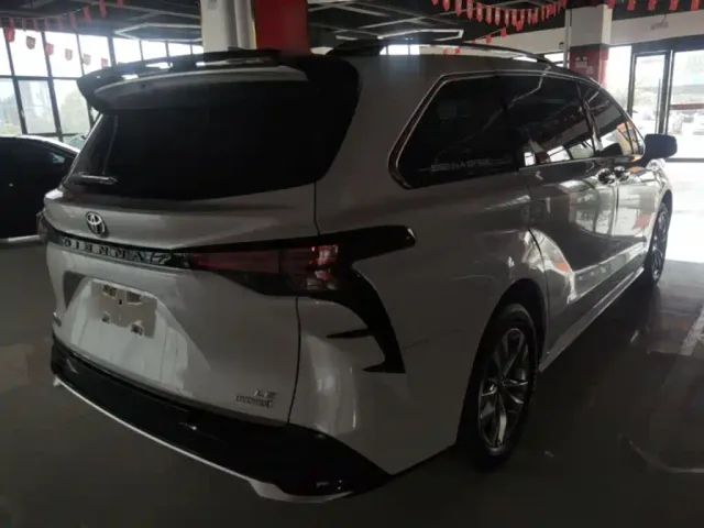 Toyota Sienna — Фото автомобиля 6