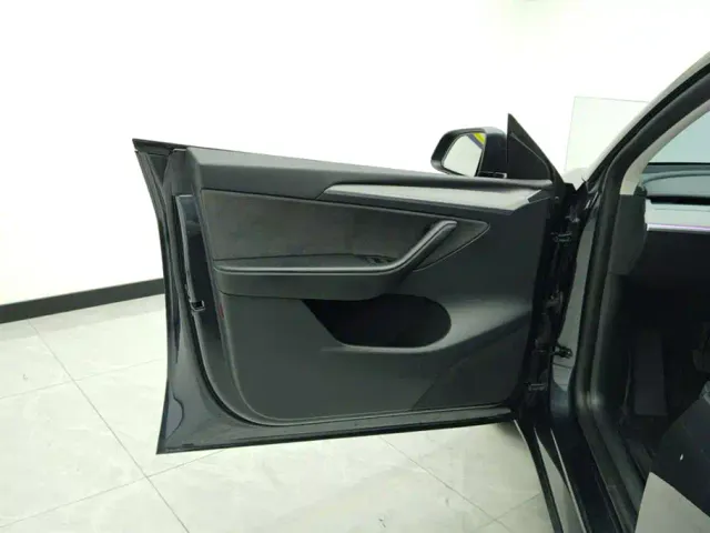 Tesla Model Y — Фото автомобиля 7