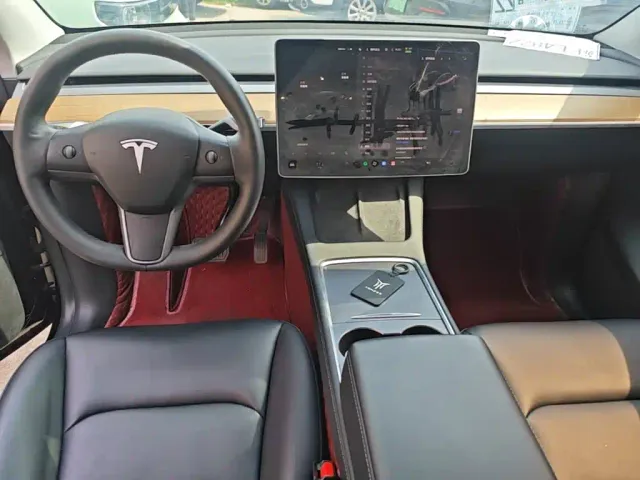 Tesla Model Y — Фото автомобиля 12