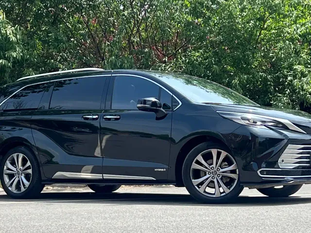 Toyota Sienna — Фото автомобиля 3