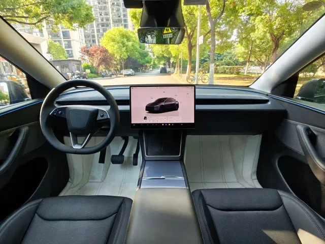 Tesla Model Y — Фото автомобиля 9