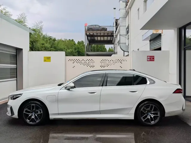 BMW i5 — Фото автомобиля 3