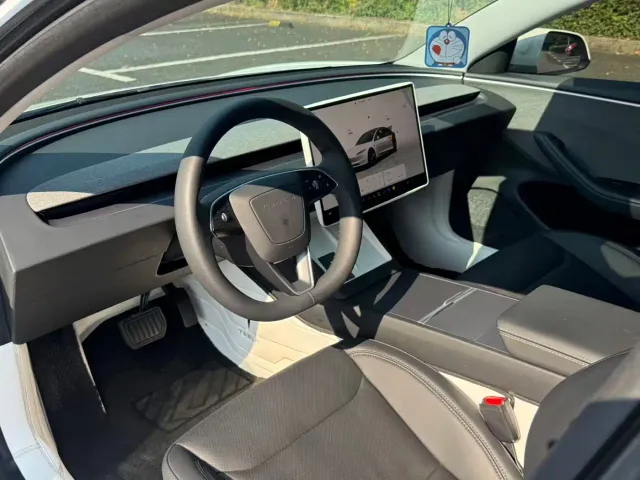 Tesla Model 3 — Фото автомобиля 4