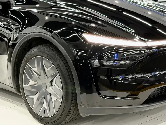 Tesla Model Y L — Фото автомобиля 16