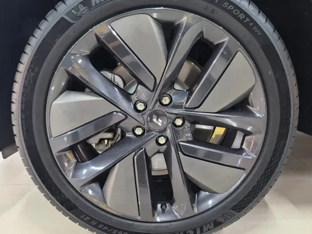 Li Auto L9 — Фото автомобиля 12