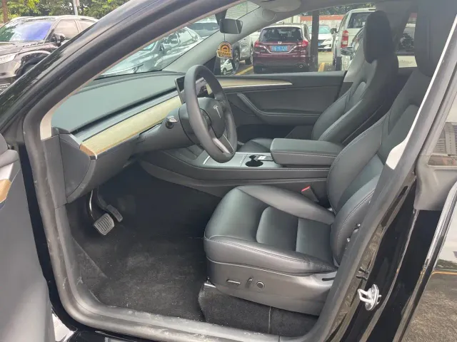 Tesla Model Y — Фото автомобиля 8