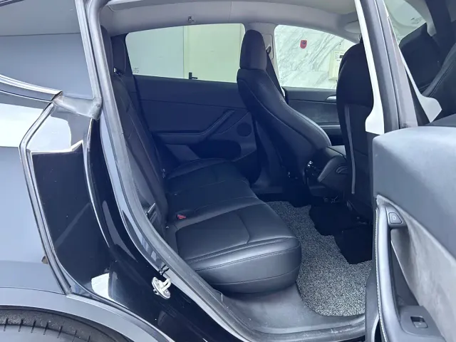 Tesla Model Y — Фото автомобиля 11
