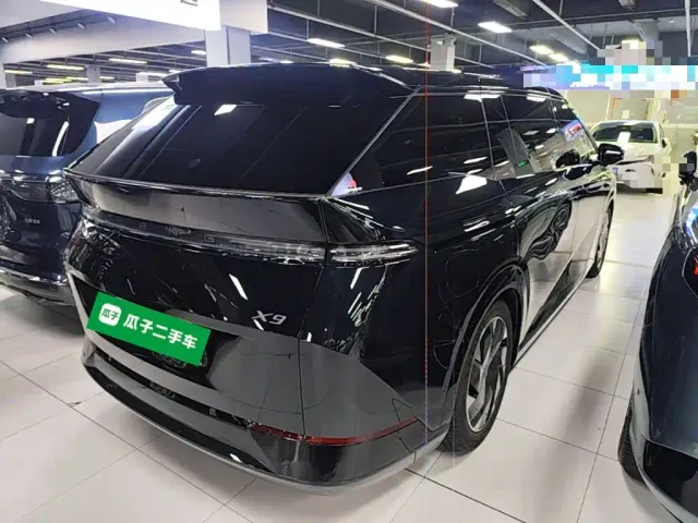 Xpeng X9 — Фото автомобиля 6