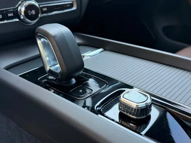 Volvo XC60 — Фото автомобиля 9