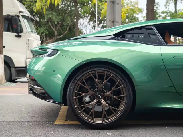 Aston Martin DB12 — Фото автомобиля 19