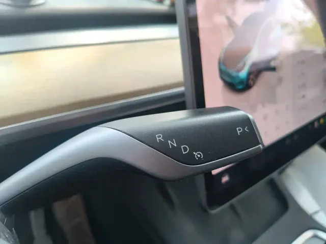 Tesla Model Y — Фото автомобиля 6
