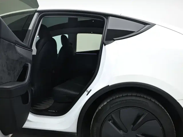 Tesla Model Y — Фото автомобиля 13