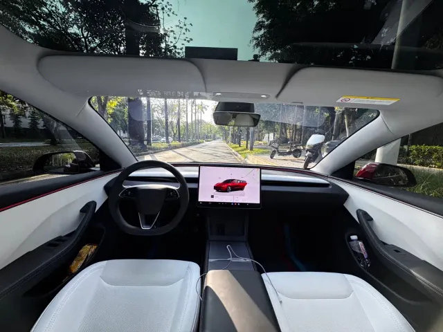 Tesla Model 3 — Фото автомобиля 6