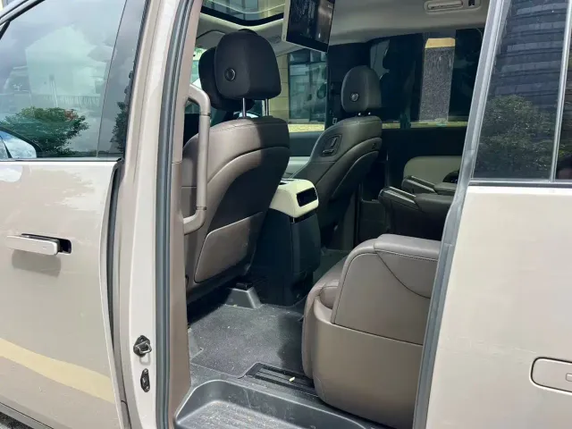 Li Auto MEGA — Фото автомобиля 12