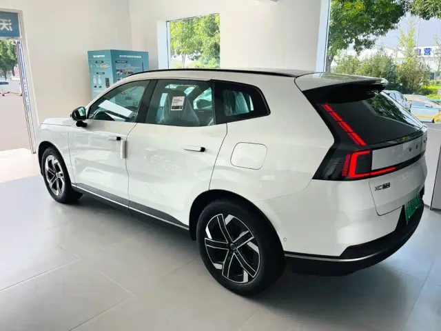 Volvo XC70 Plug-in Hybrid — Фото автомобиля 4
