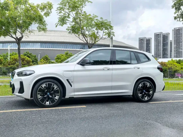 BMW iX3 — Фото автомобиля 3