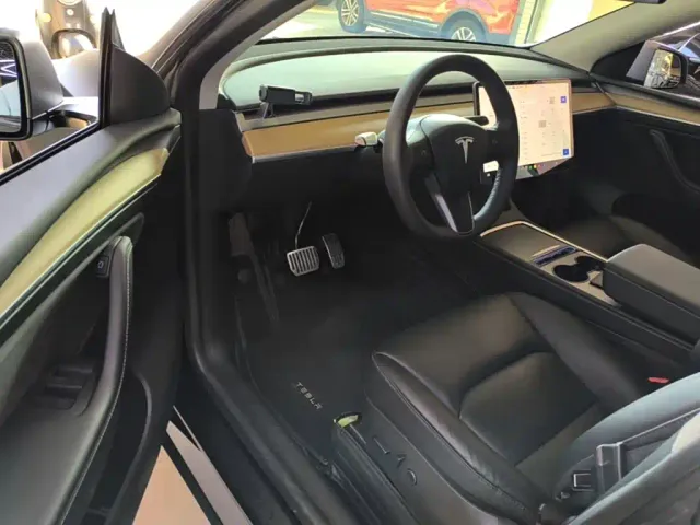 Tesla Model Y — Фото автомобиля 15